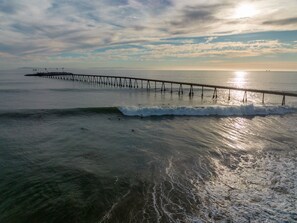 Rannalla, aurinkotuoleja, rantapyyhkeitä