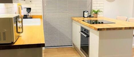 Réfrigérateur, micro-ondes, four, plaque de cuisson