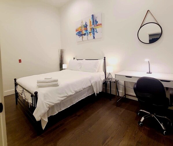 2 slaapkamers, een bureau, een strijkplank/strijkijzer, gratis wifi