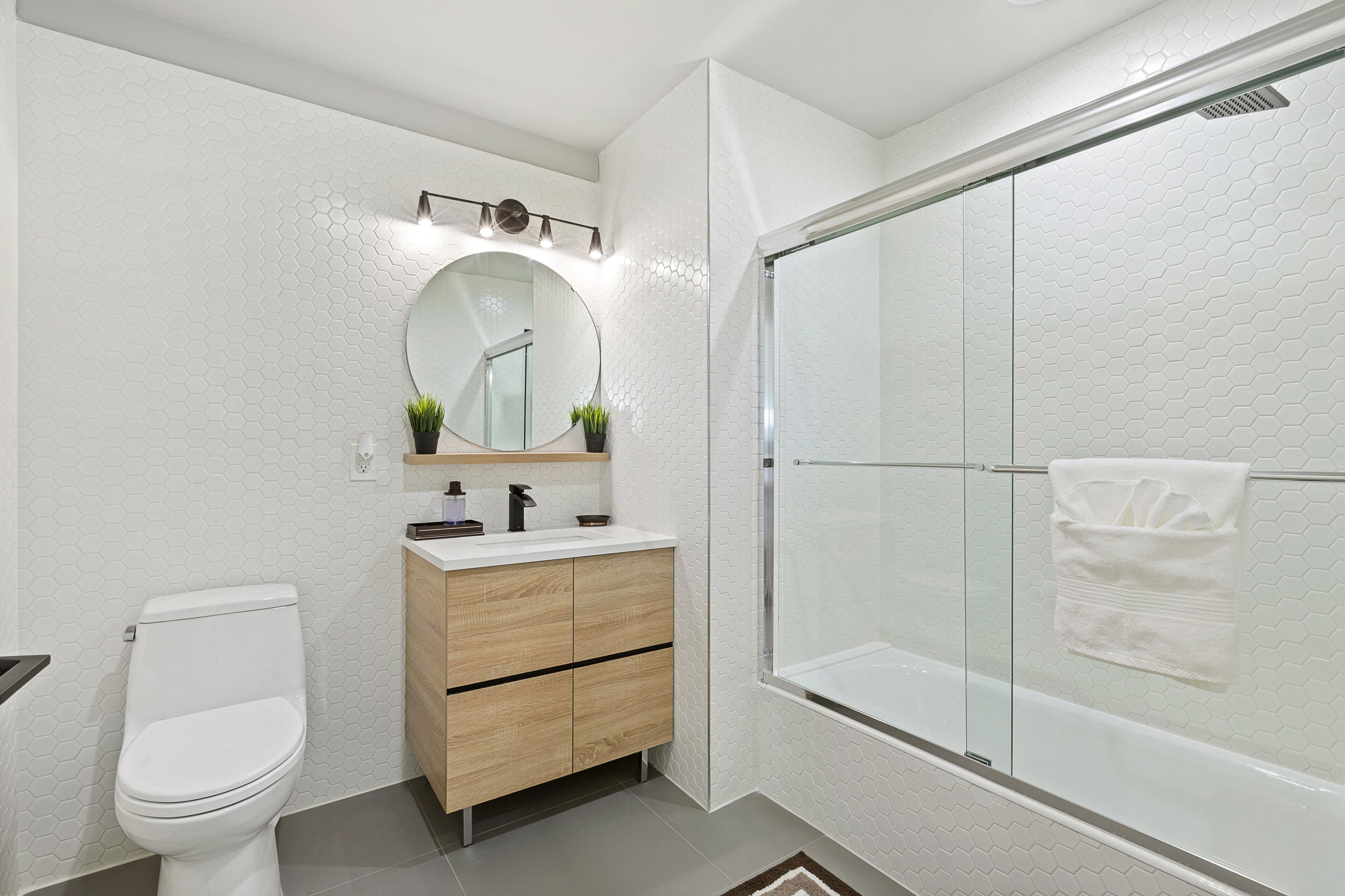 Ensemble douche/baignoire, sèche-cheveux, serviettes fournies, savon