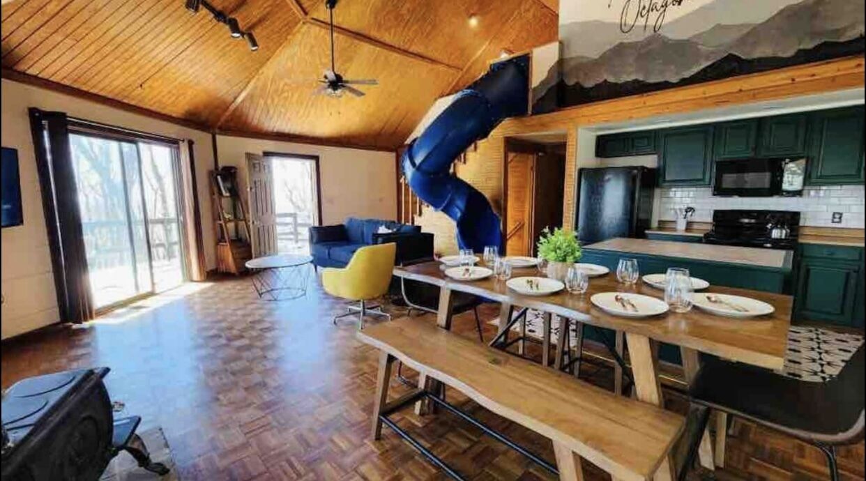 NEW Mountain top cabin! Slide, Hot Tub, Arcade Wi-Fi hiking