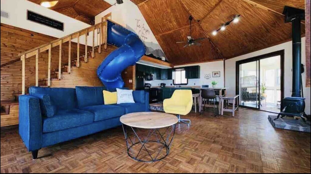 NEW Mountain top cabin! Slide, Hot Tub, Arcade Wi-Fi hiking