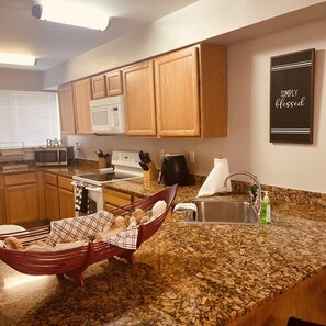 Frigorifero, microonde, forno, piano cottura