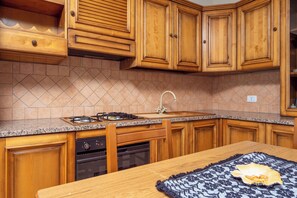 Frigorifero, microonde, forno, piano cottura