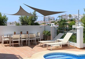 Outdoor dining - Villa '8 Pers In Burriana Nerja' with Sea View, Wi-Fi and Air Conditioning (Nerja)