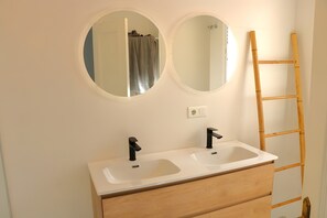 Bathtub, towels - Villa '8 Pers In Burriana Nerja' with Sea View, Wi-Fi and Air Conditioning (Nerja)