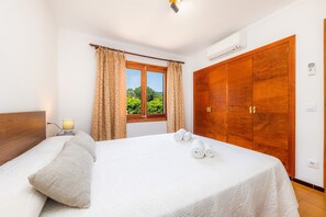 3 slaapkamers, een strijkplank/strijkijzer, gratis wifi, beddengoed