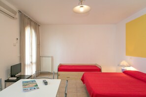 1 bedroom, free WiFi, bed sheets - Apartment Monolocale Ogliarola with Terrace, Shared Pool & Wi-Fi (Suvereto)