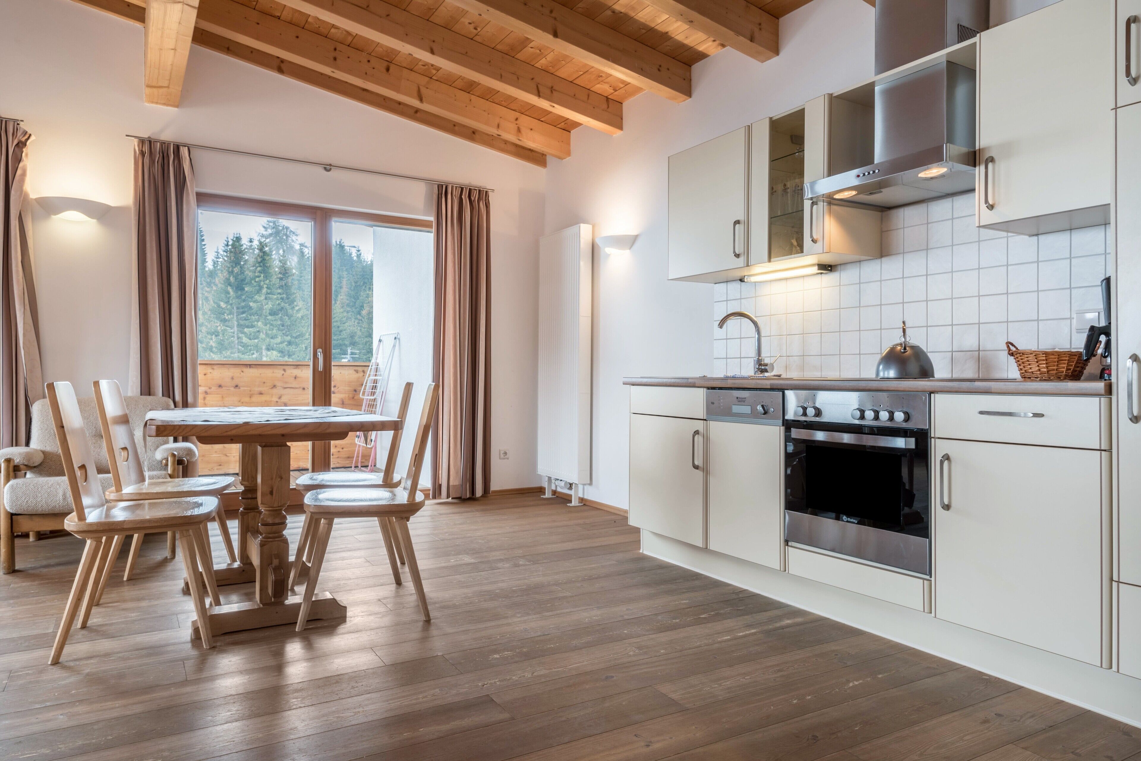 Frigorifero, forno, piano cottura, lavastoviglie