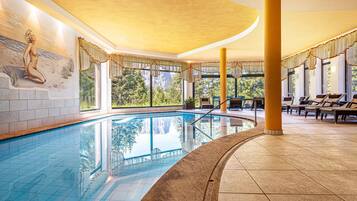 Piscina coperta, una piscina riscaldata