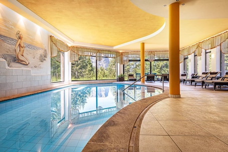 屋内プール、温水プール. Apartment "Ferienparadies Sabina Zirbel" in the Nature Reserve directly on the Alpe di Siusi