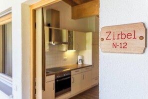 Frigorífico, horno, placa de cocina y lavavajillas