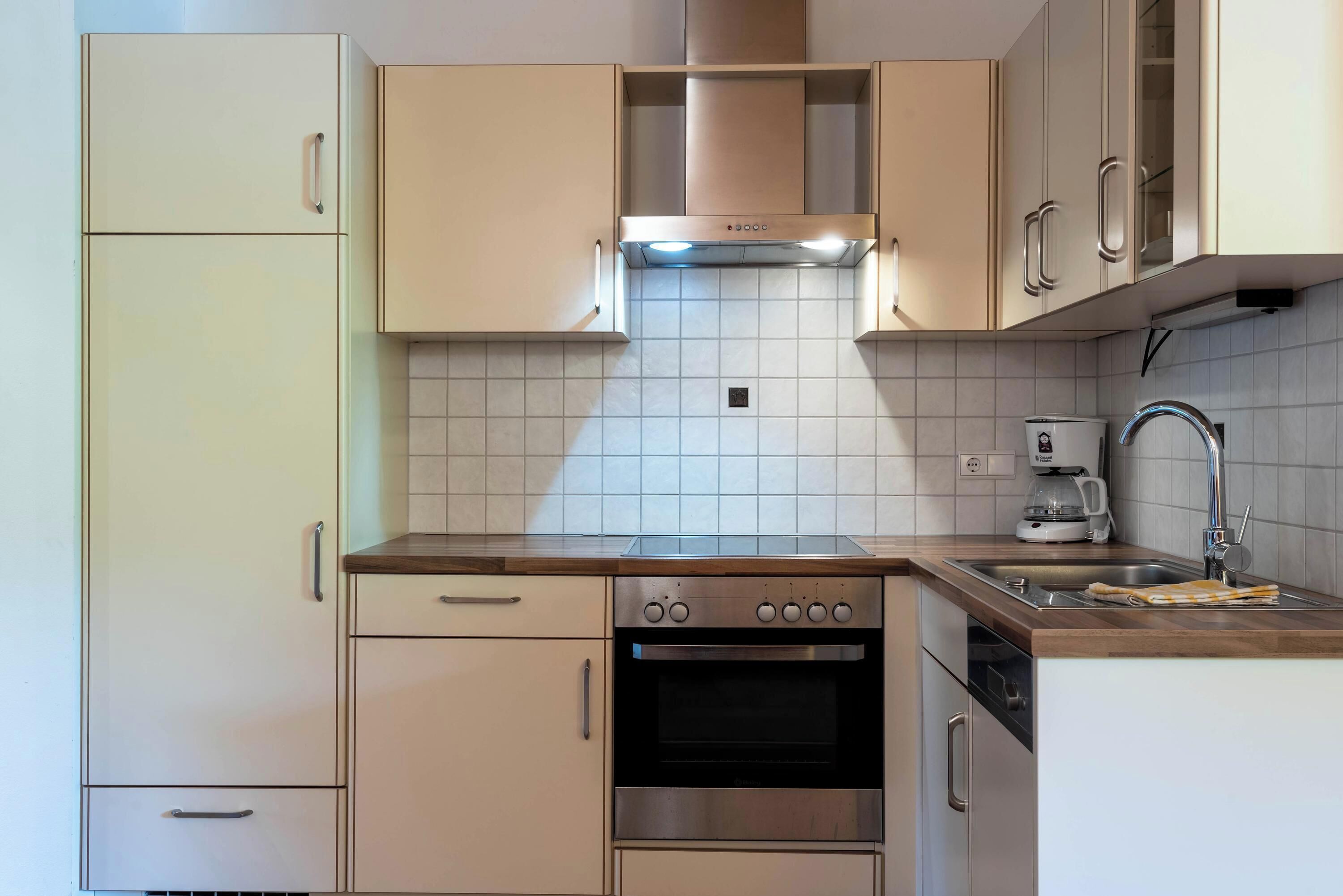 Frigorifero, forno, piano cottura, lavastoviglie