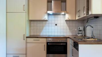 KĂŒhlschrank, Ofen, Herdplatte, GeschirrspĂŒler