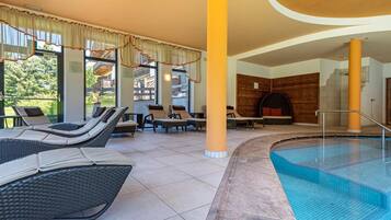 Piscina coperta, una piscina riscaldata