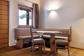 Dining - Apartment "Ferienparadies Sabina Lärche" in the Nature Reserve directly on the Alpe di Siusi (Castelrotto / Alpe di Siusi)