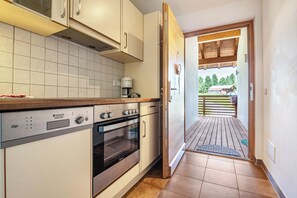 Frigorífico, horno, placa de cocina y lavavajillas