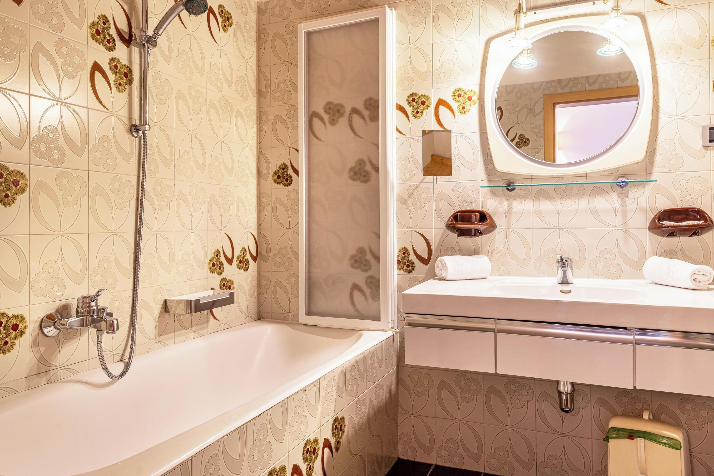 Badewanne, Haartrockner, Handtücher