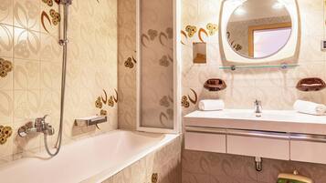 Badewanne, Haartrockner, Handtücher