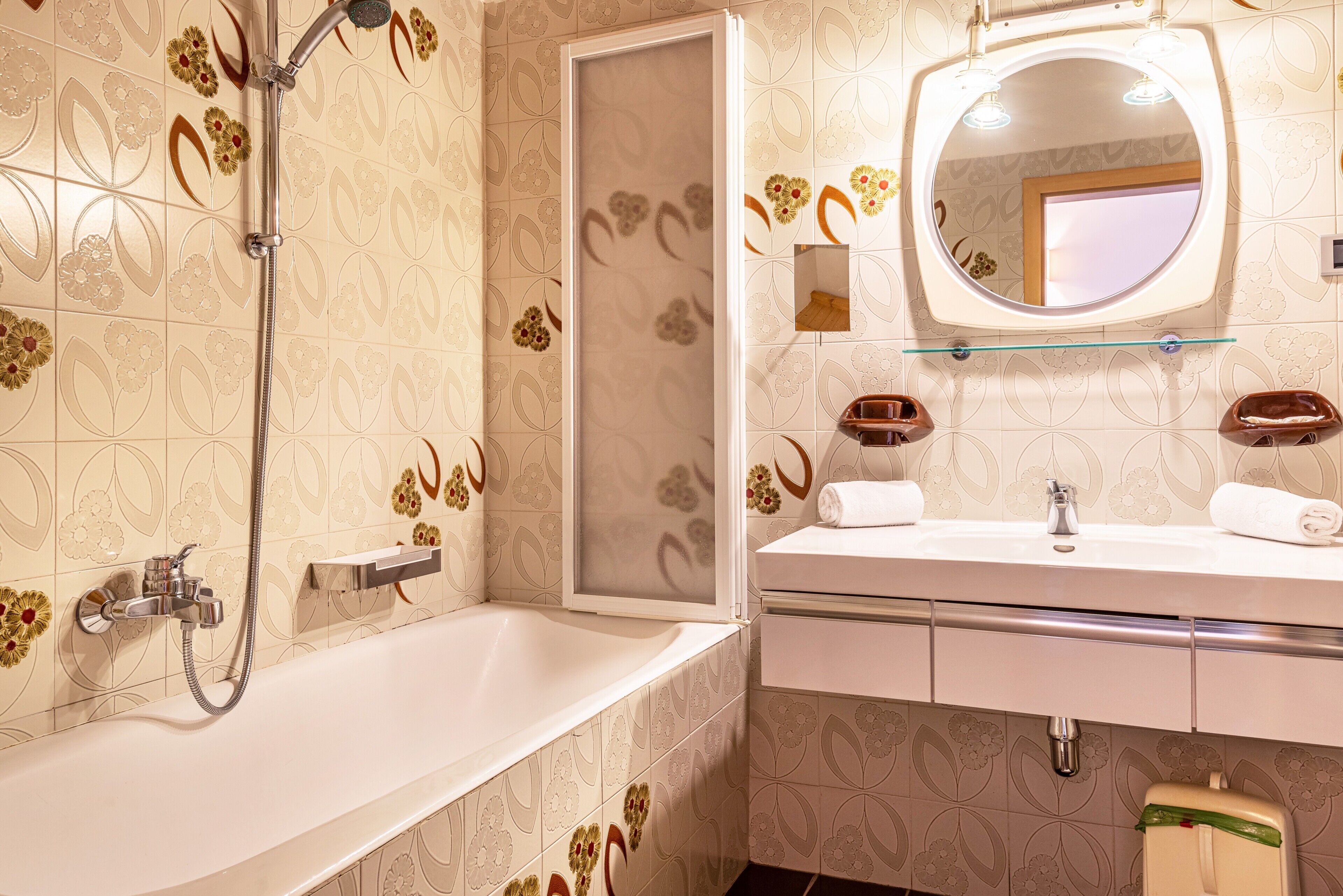 Bathtub, hair dryer, towels