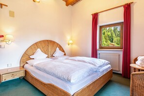 2 bedrooms, free WiFi, bed sheets - Apartment "Ferienparadies Sabina Latsche" in the Nature Reserve directly on the Alpe di Siusi (Castelrotto / Alpe di Siusi)