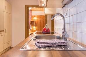 Frigorífic, forn, placa de cuina i rentaplats 