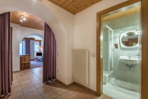 Bathtub, hair dryer, towels - Apartment "Ferienparadies Sabina Santner" in the Nature Reserve directly on the Alpe di Siusi (Castelrotto / Alpe di Siusi)