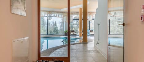 Una piscina techada, una piscina climatizada