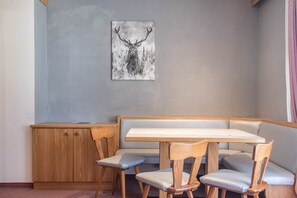 Dining - Apartment "Ferienparadies Sabina Euringer" in the nature reserve directly on the Alpe di Siusi (Castelrotto / Alpe di Siusi)