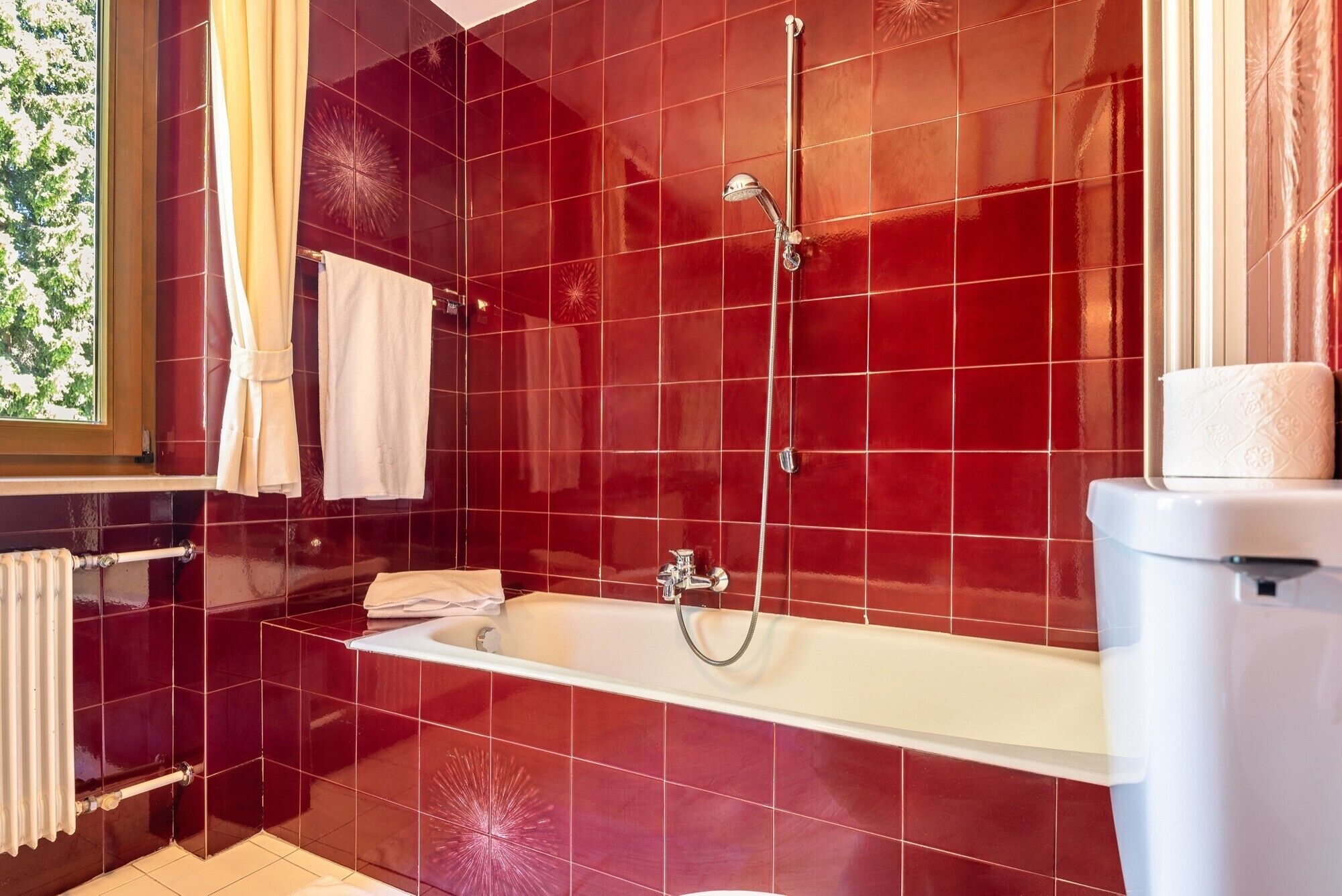 Ein modernes Badezimmer mit Badewanne, Dusche und Toilette.