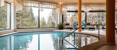 Una piscina techada, una piscina climatizada