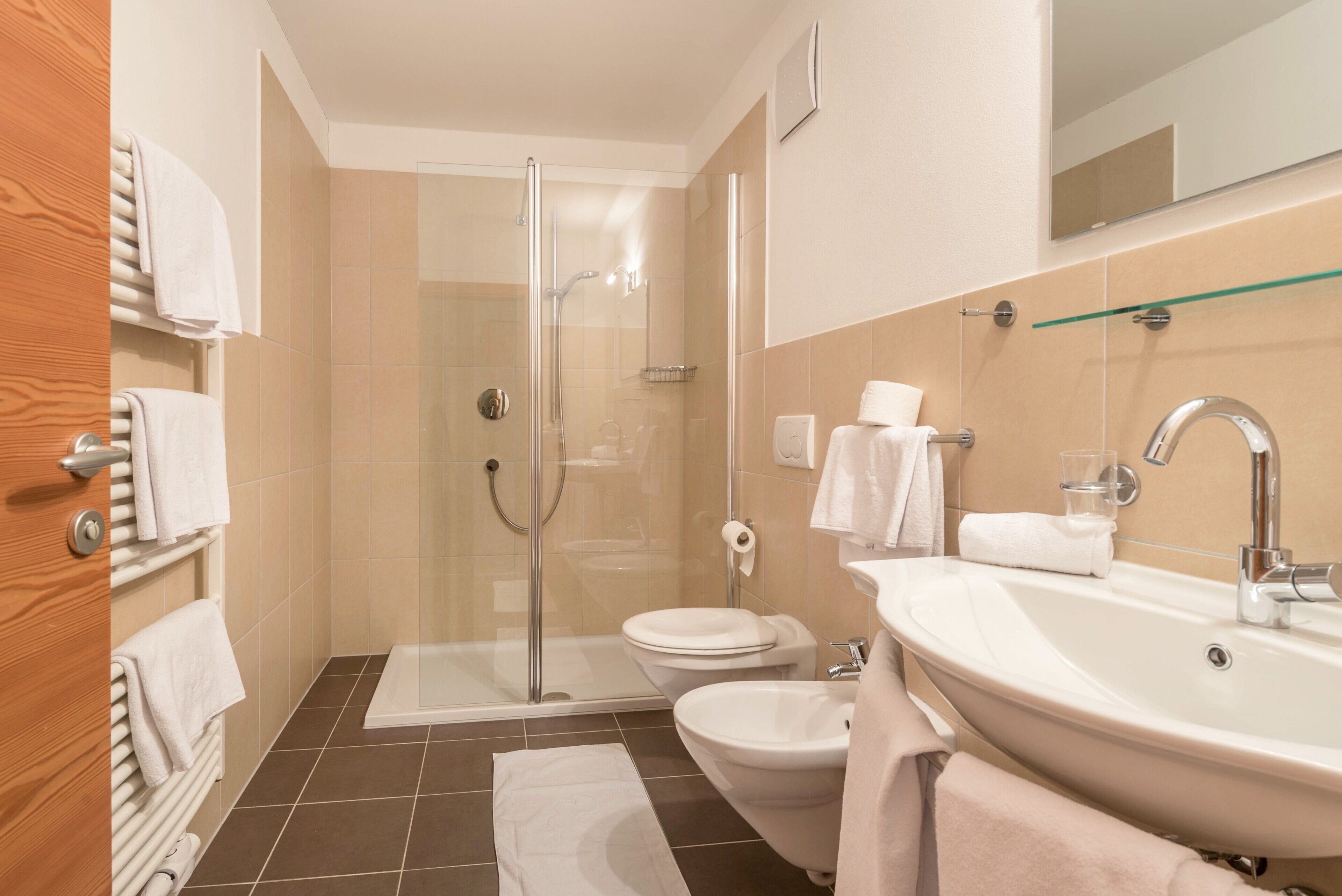 Bañera, secador de pelo, toallas
