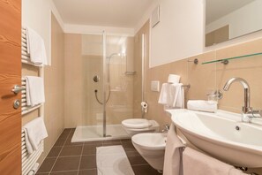 Bañera, secador de pelo, toallas