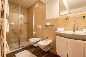 Badewanne, Haartrockner, Handtücher