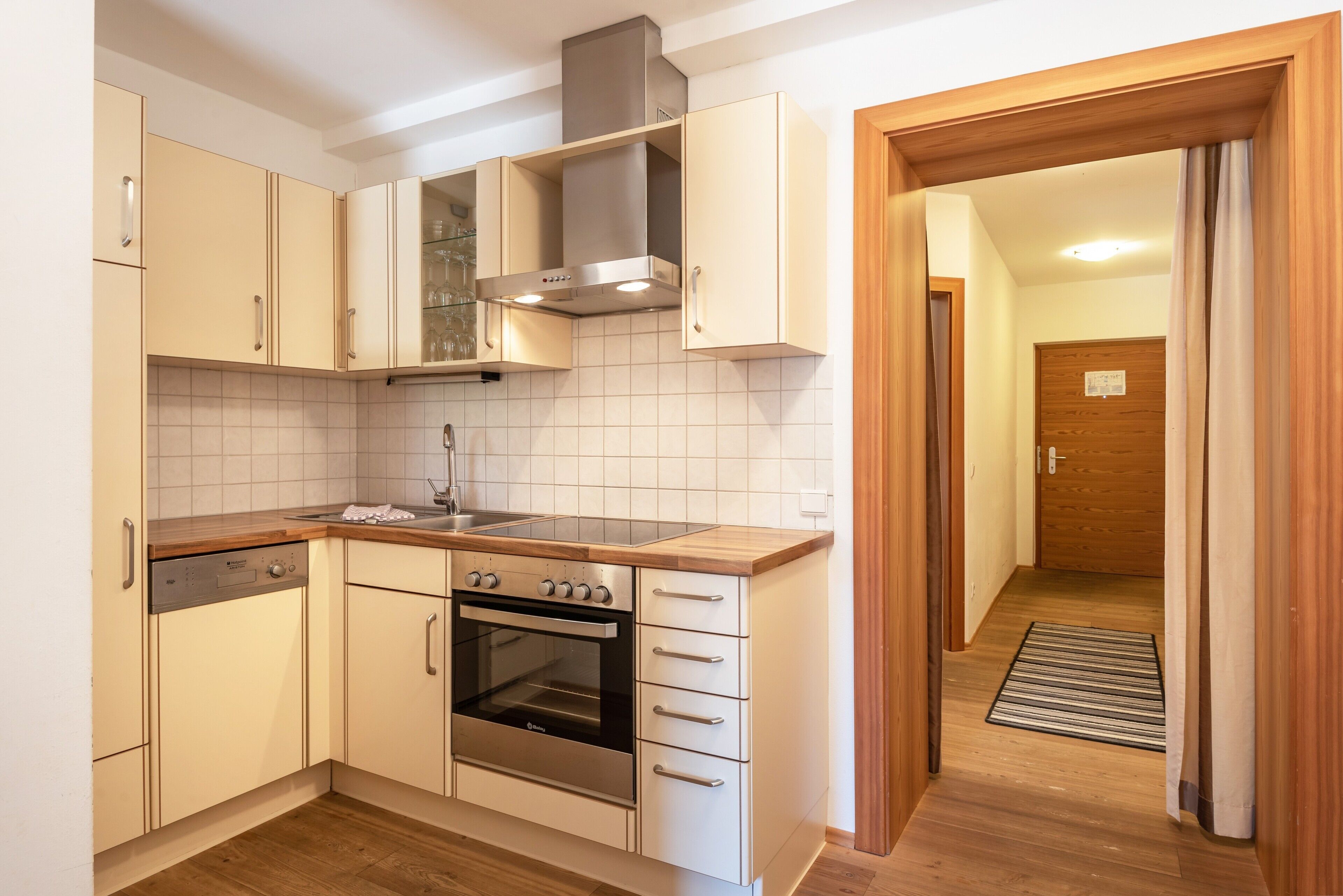 Réfrigérateur, four, plaque de cuisson, lave-vaisselle