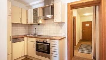 Kühlschrank, Ofen, Herdplatte, Geschirrspüler