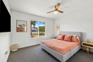 3 slaapkamers, een bureau, een strijkplank/strijkijzer, reisbedje