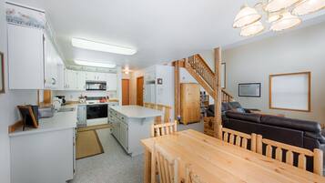 House, 3 Bedrooms | Private kitchen