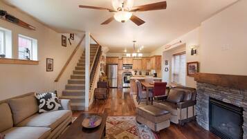 House, 3 Bedrooms | Ruang tamu