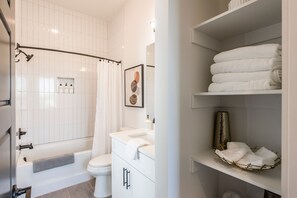 Baignoire, sĂšche-cheveux, serviettes fournies, savon