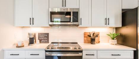 Refrigerador, microondas, horno, placa de cocina