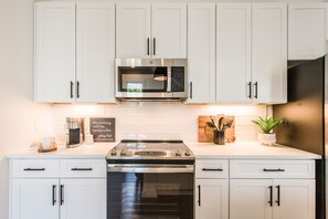 Fridge, microwave, oven, stovetop - Modern & Stylish Townhome with Cozy Rooftop (Nashville)