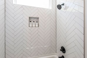 Bathtub, hair dryer, towels, soap - Modern & Stylish Townhome with Cozy Rooftop (Nashville)