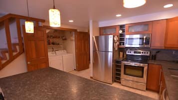 Condo, 3 Bedrooms | Dapur peribadi