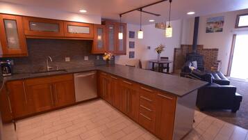 Condo, 3 Bedrooms | Dapur peribadi