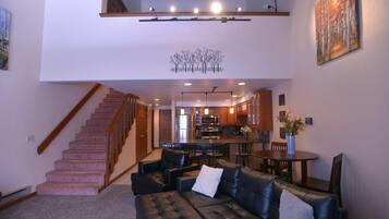 Condo, 3 Bedrooms | Ruang tamu