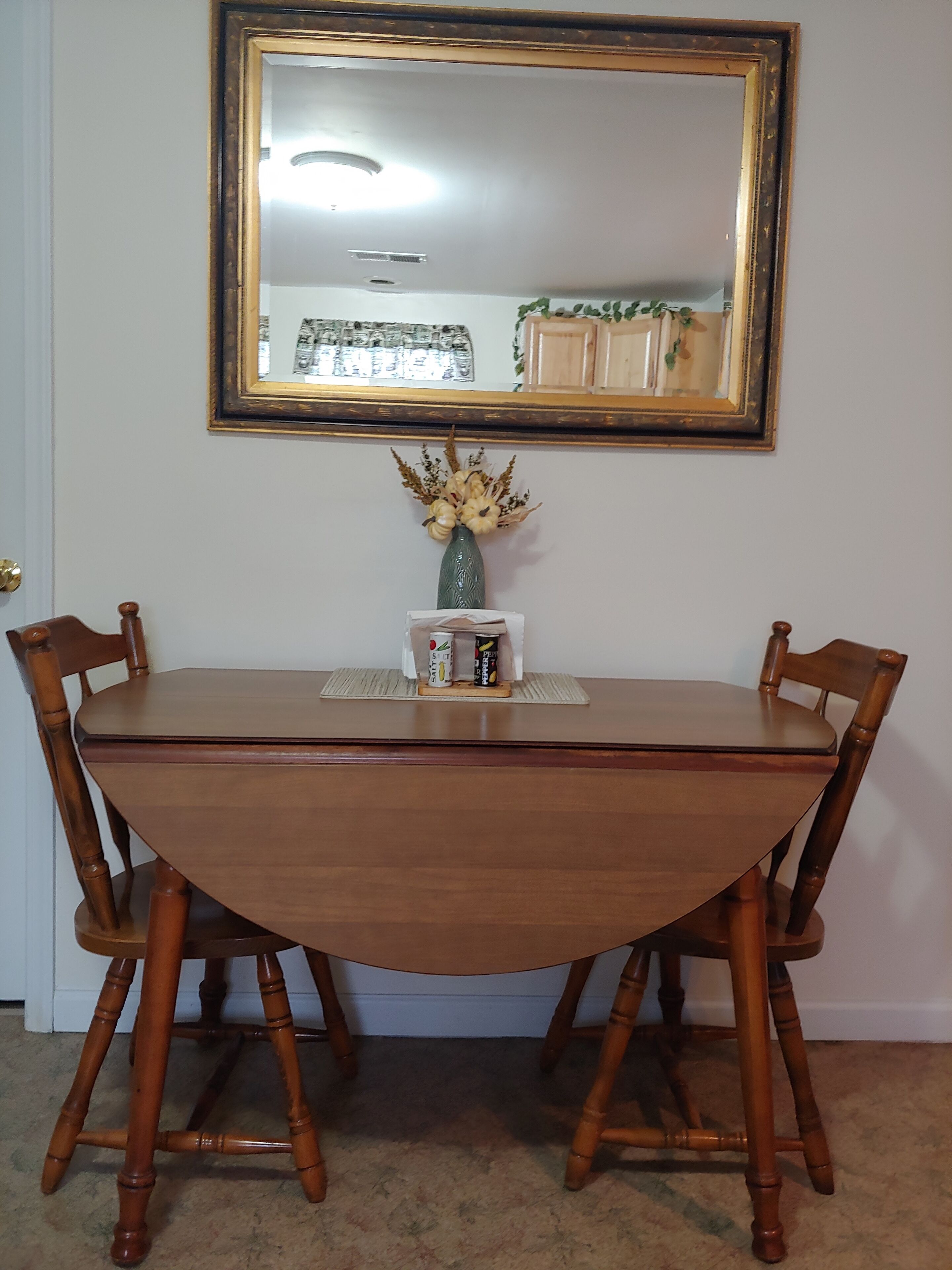 Sleeps 1 to 8<br>Daily or weekly home rental 5 miles from downtown Port Clinton.<br>