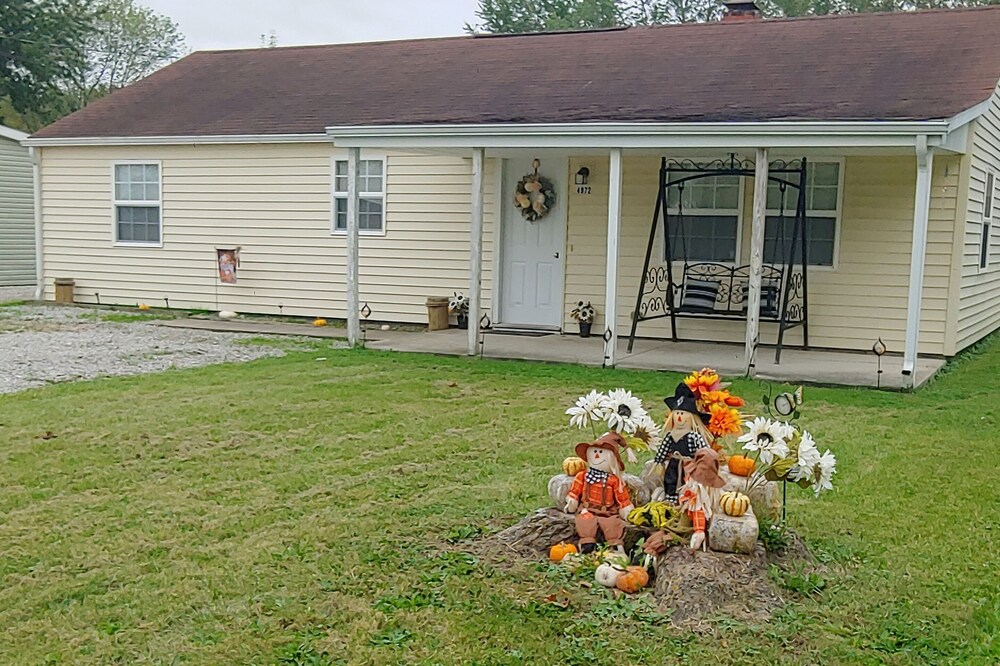 Sleeps 1 to 8<br>Daily or weekly home rental 5 miles from downtown Port Clinton.<br>