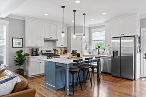 Kjøleskap, mikrobølgeovn, ovn og kokeplater