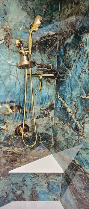 Ensemble douche/baignoire, articles de toilette écologiques